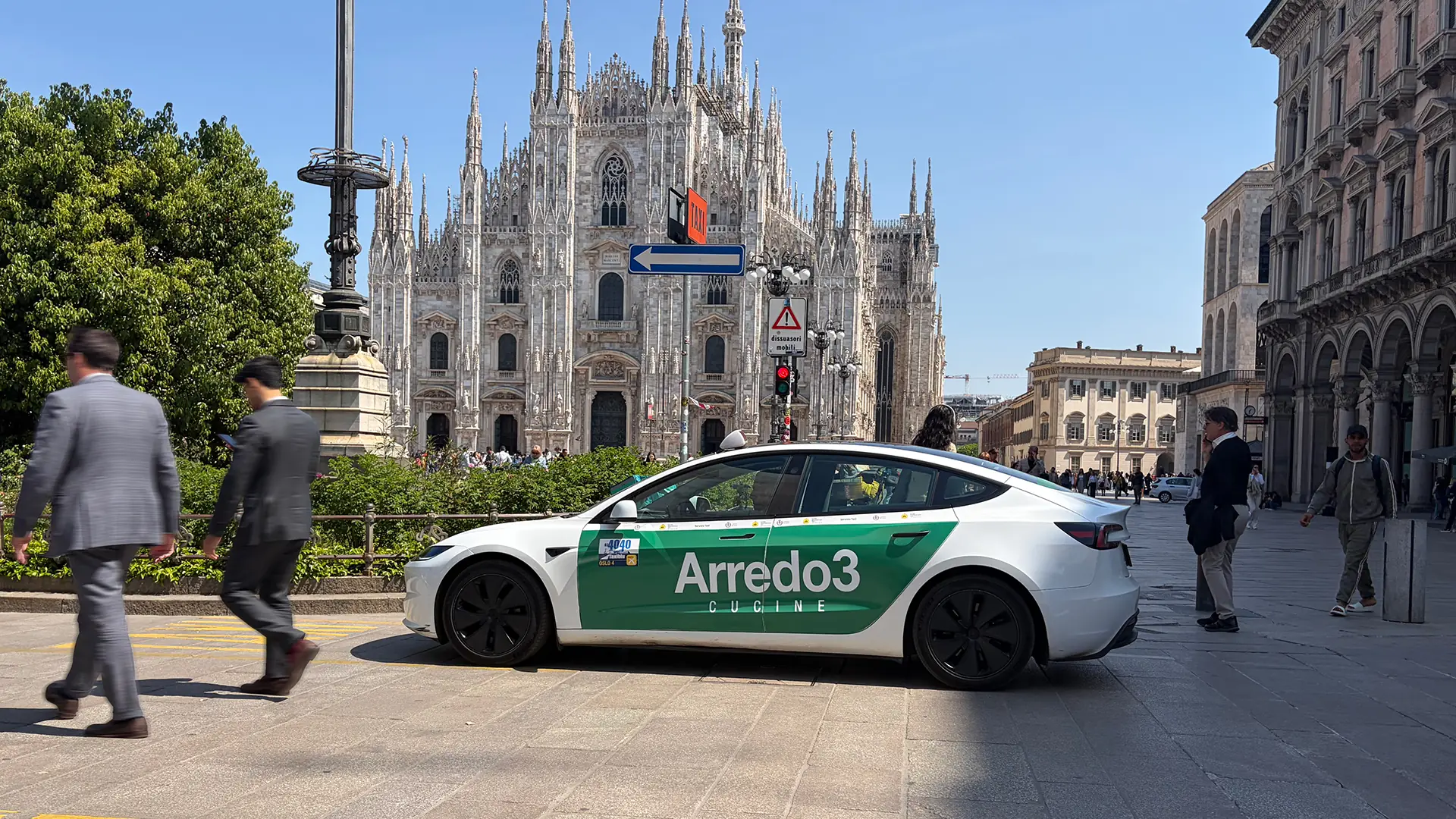 Taxi brandizzato Moooi in Galleria Vittorio Emanuele II, Milano