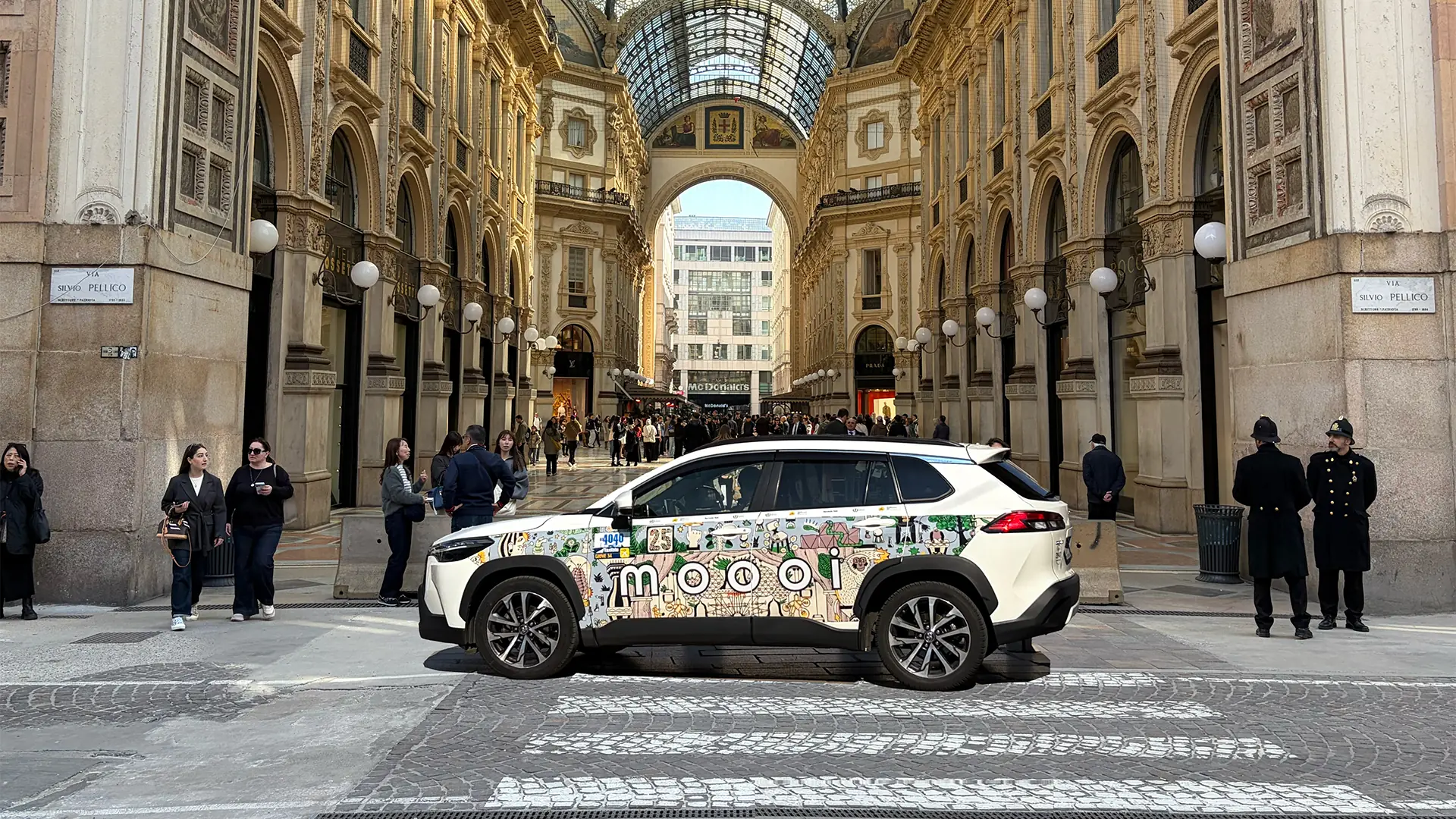 Taxi brandizzato Arredo3 Cucine in Piazza Duomo, Milano