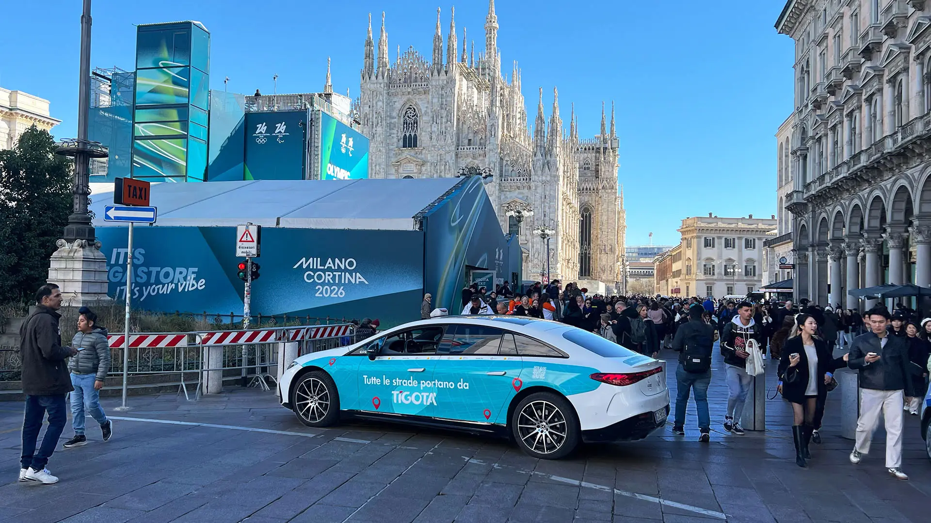 Taxi brandizzato Tigotà in Piazza Duomo, Milano