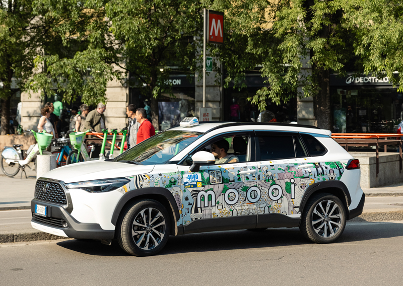 Guadagnare con il tuo Taxi: Entra nel Circuito Pubblicitario RadioTaxi ADV Come guadagnare con la pubblicità sul proprio taxi? Entra nella flotta RadioTaxiADV: adesione gratuita, zero costi e massima tutela della tua auto.